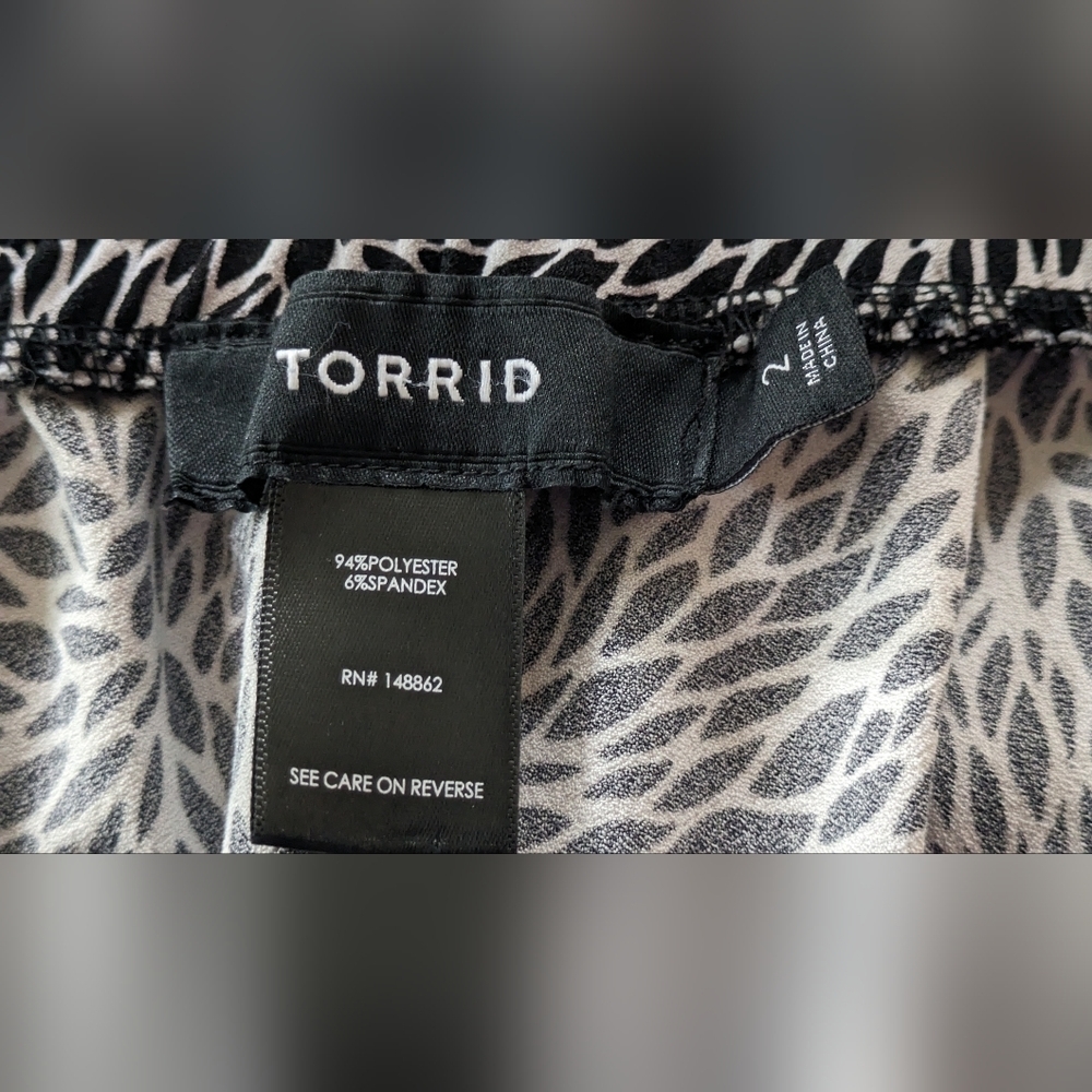 Torrid Black & White Geo Print stretch crepe ankle pants size 2 EUC - Picture 4 of 5